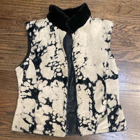 Boutique Reversible Leather Embossed and Faux Fur Cow Hide Vest GORGEOUS - Picture 3 of 12